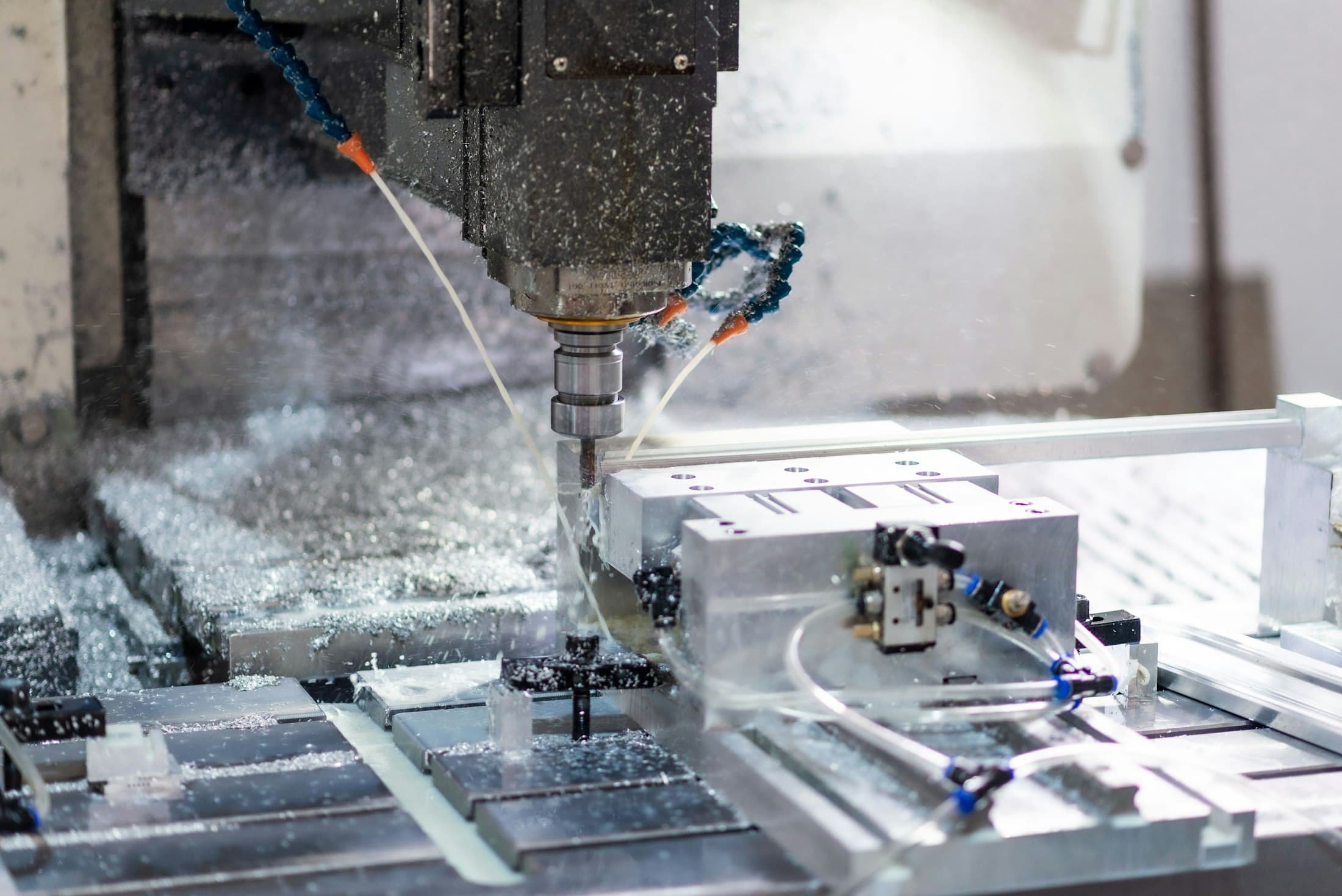 CNC frezede metal parça işlenirken oluşan talaş ve kesici takım