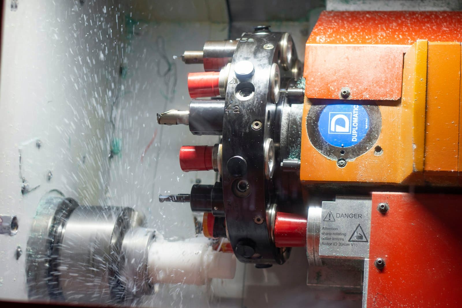 Soğutma sıvısı altında çalışan CNC torna tareti