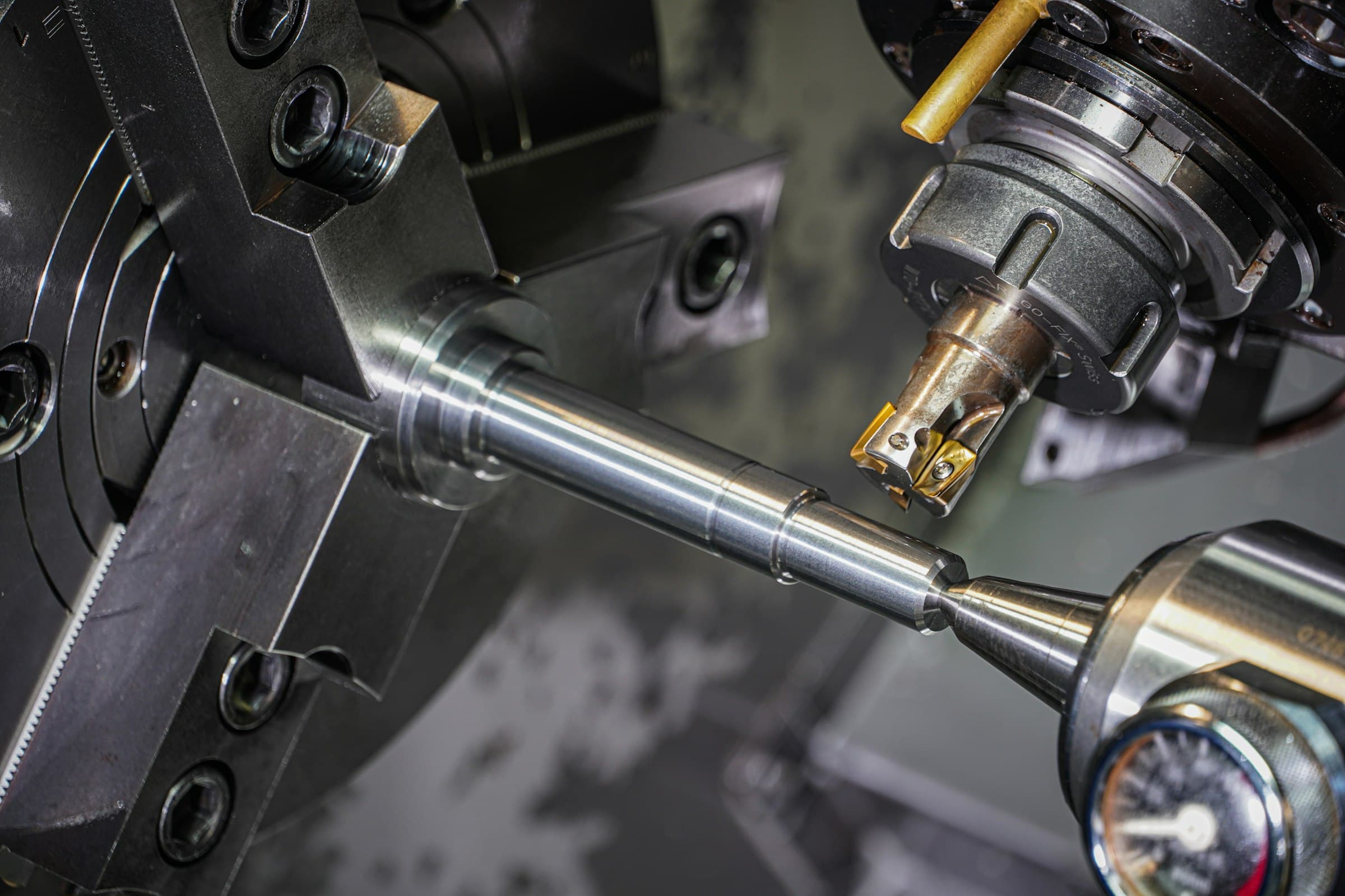 CNC tornada kesici uç, çelik mil, ayna ve punta ile süren metal işleme