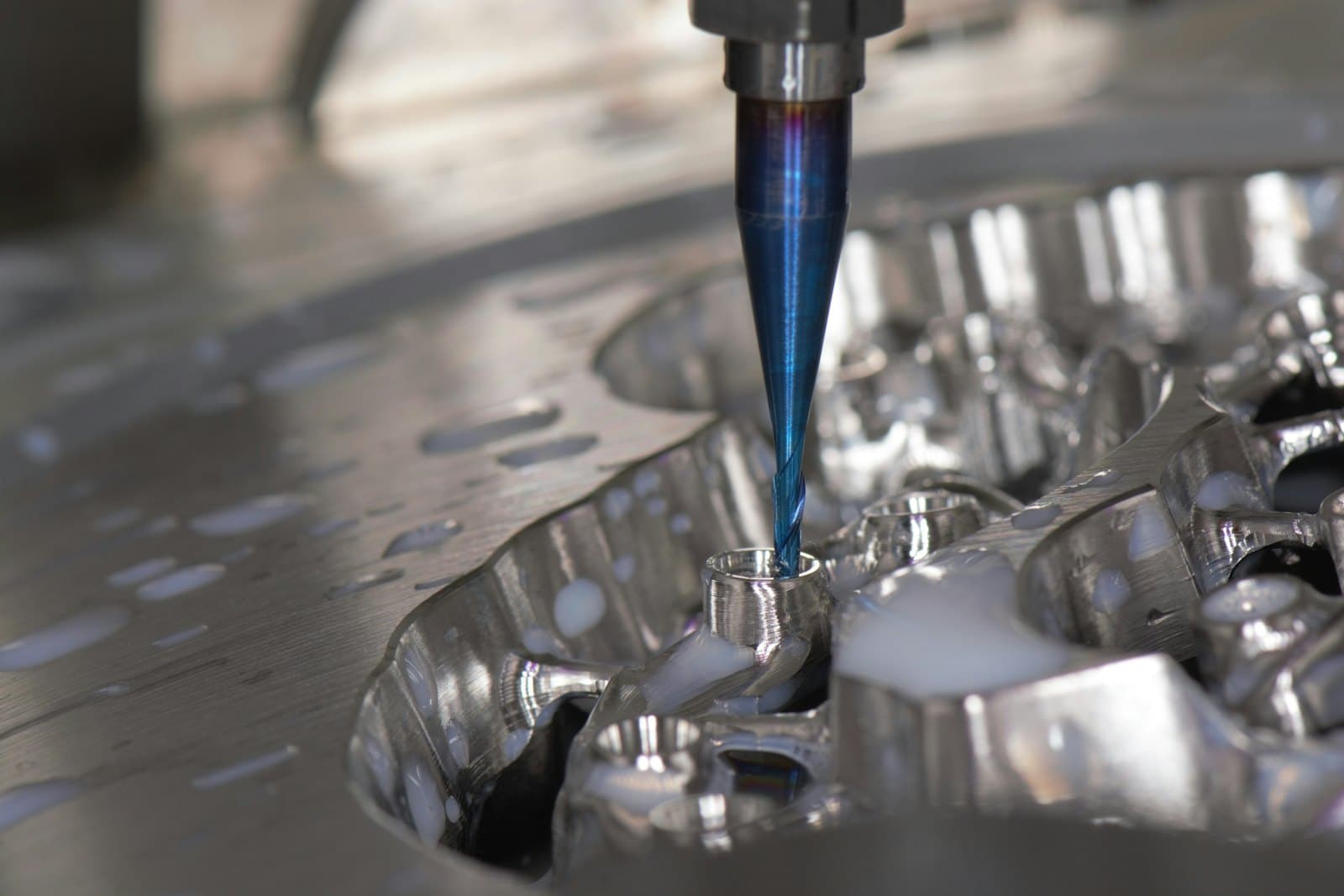 Karmaşık geometrili metal parçanın frezelenmesi